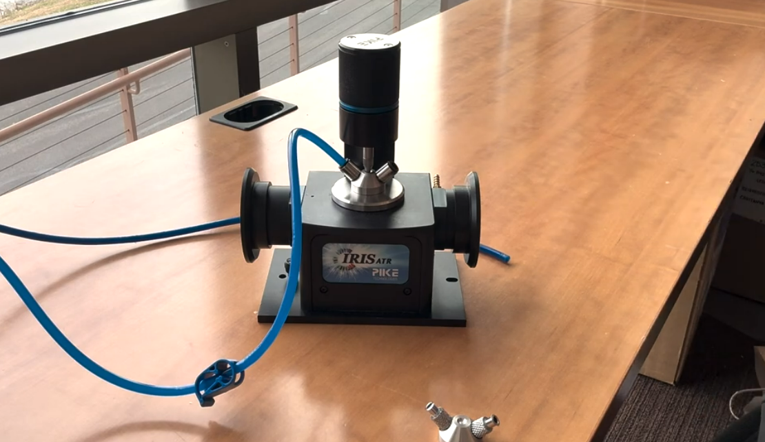 ATR 플로우 셀을 쉽게 사용하기 위한 퀵 디스커넥트 피팅 (Quick-disconnect fittings for easy ATR flow cell use)